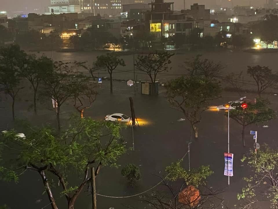 Đà Nẵng mưa lớn, người dân hối hả chạy lũ xuyên đêm - Ảnh 4