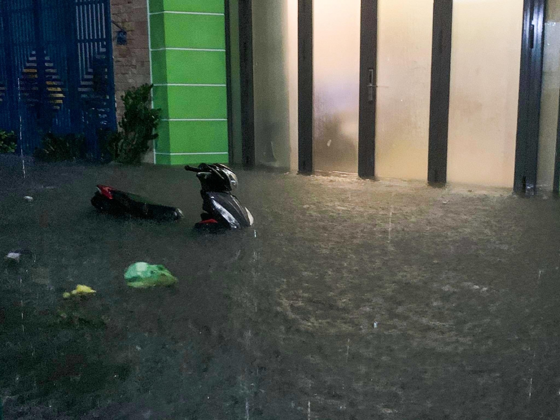 Đà Nẵng mưa lớn, người dân hối hả chạy lũ xuyên đêm - Ảnh 5