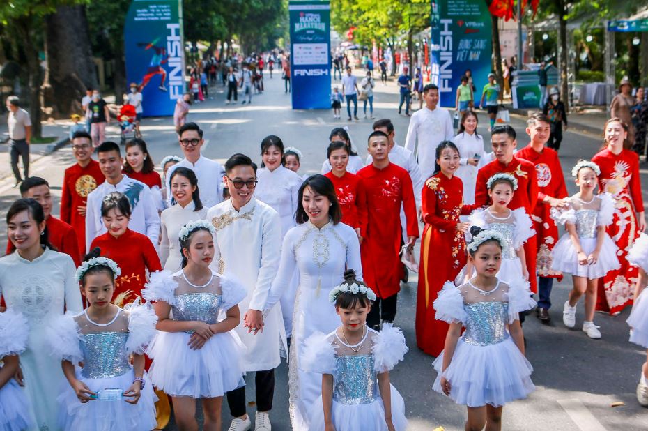 18 cặp đôi trẻ tại Hà Nội đã tổ chức đám cưới tập thể theo nếp sống mới.