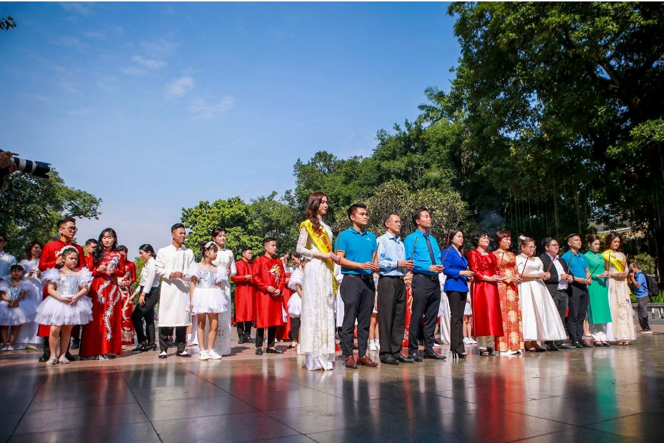 Các vợ chồng trẻ thực hiện nghi lễ dâng hương, dâng cặp bánh cốm - bánh phu thê tại Tượng đài Vua Lý Thái Tổ và Đền bà Kiệu.