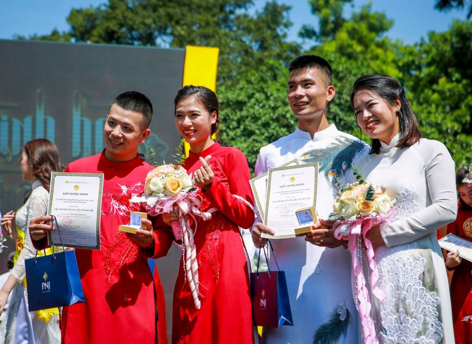 Sau nghi lễ dâng hương và dâng bánh, tại sân khấu chính của Chương trình, đại diện các nhà tài trợ trao tặng nhẫn cưới cho 18 cặp đôi; đồng thời, các cặp đôi tham gia hoạt động chụp ảnh cưới xung quanh khu vực Hồ Hoàn Kiếm.