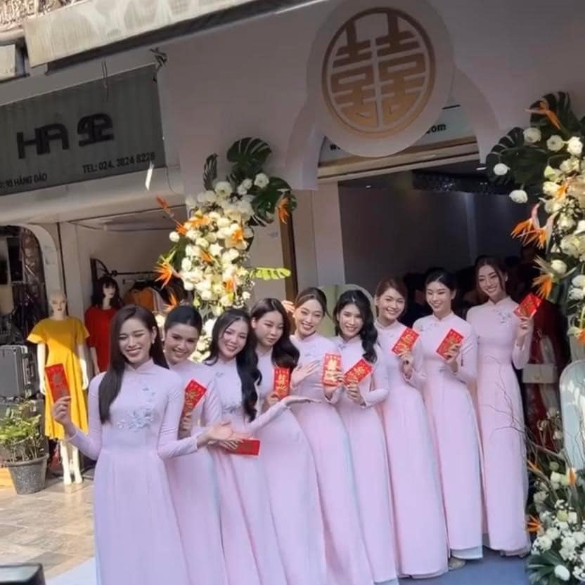 Cận cảnh lễ ăn hỏi Hoa hậu Đỗ Mỹ Linh, dàn phù dâu nổi bật toàn bông hậu - Ảnh 2 Cận cảnh lễ ăn hỏi Hoa hậu Đỗ Mỹ Linh, dàn phù dâu nổi bật toàn bông hậu - Ảnh 2