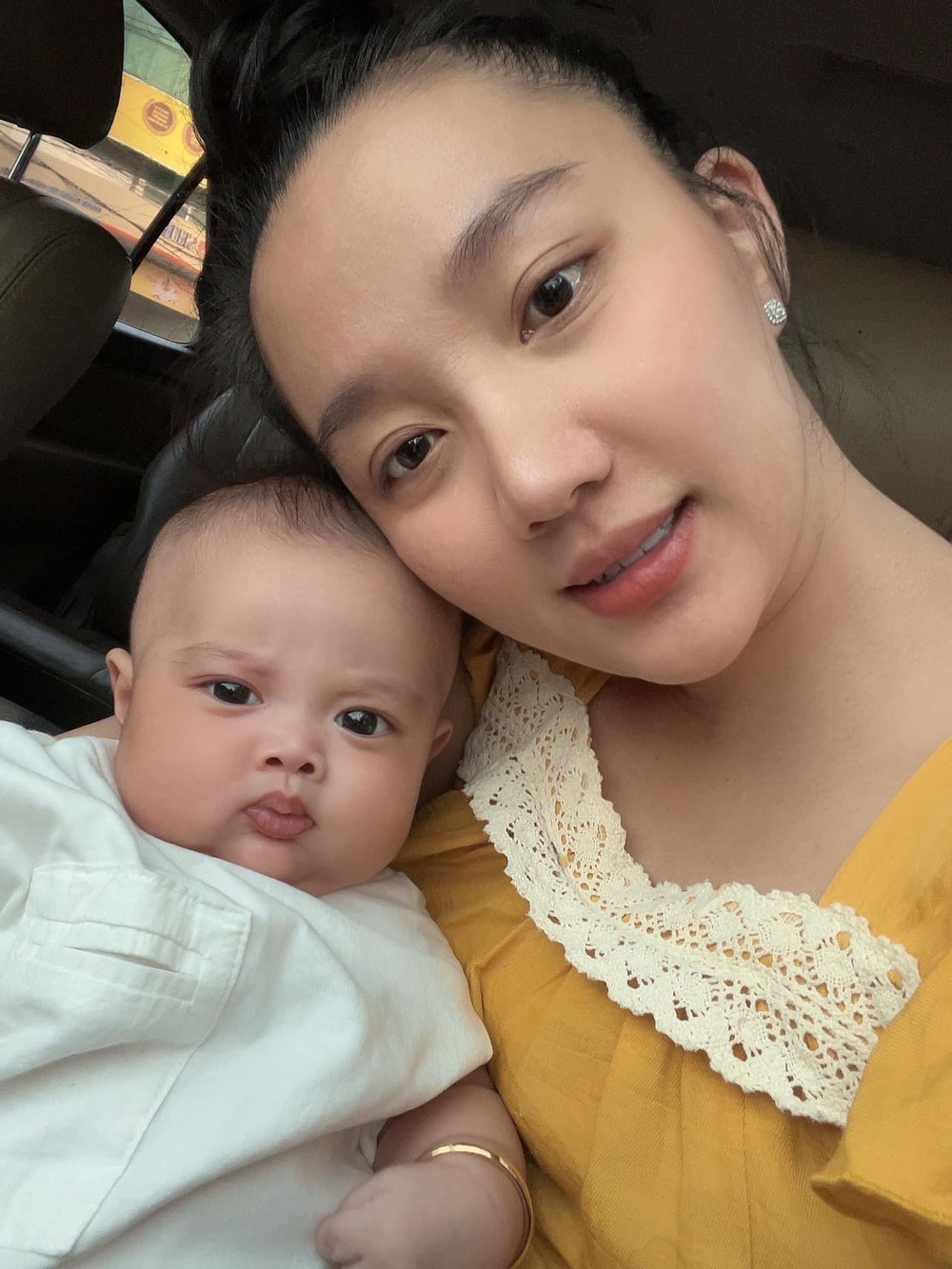 Cậu con trai út được nhận xét giống mẹ nhiều hơn bố