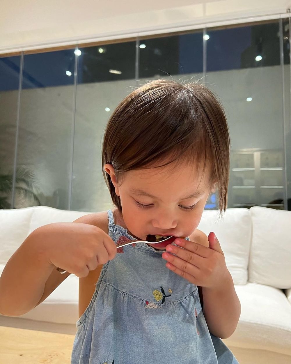 Khoảnh khắc ái nữ nhà Hồ Ngọc Hà đúng chuẩn 'đẻ con gái cho thùy mị nết na'  - Ảnh 1