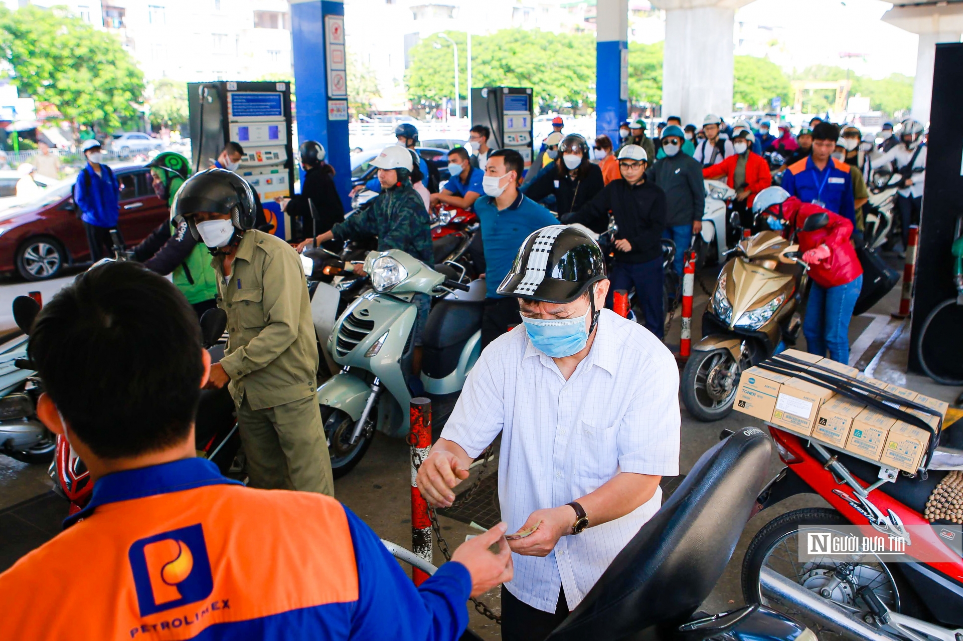 Tình trạng thiếu hụt xăng dầu đang diễn ra tại một số khu vực tại Tp.HCM, Hà Nội (Ảnh: Hữu Thắng).