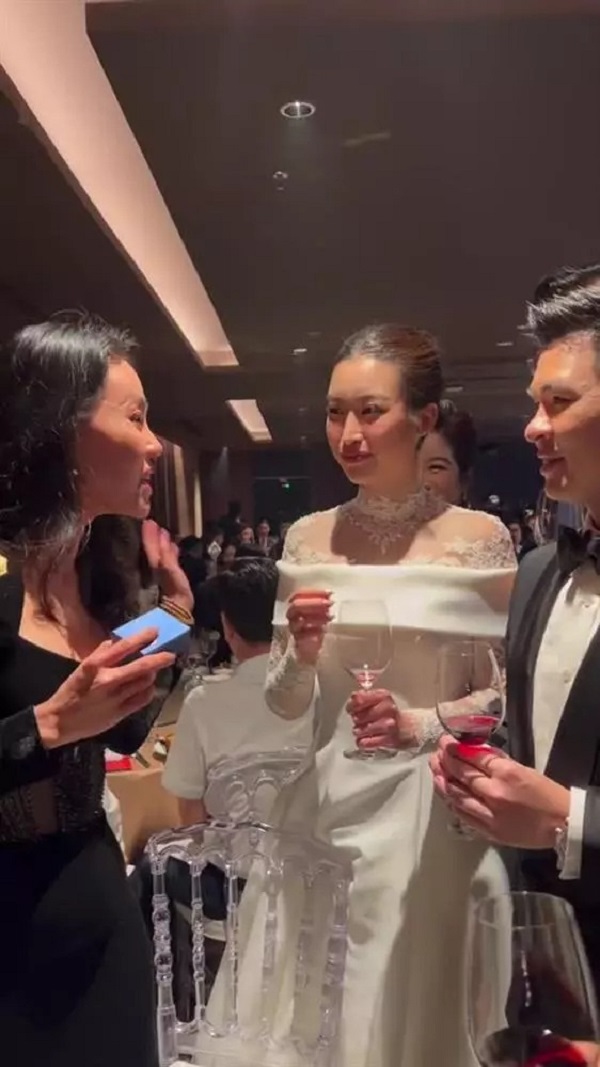 Bà Phạm Kim Dung là người tặng Hoa hậu Đỗ Mỹ 2 cây vàng trị giá hơn 60 triệu (Ảnh chụp màn hình)