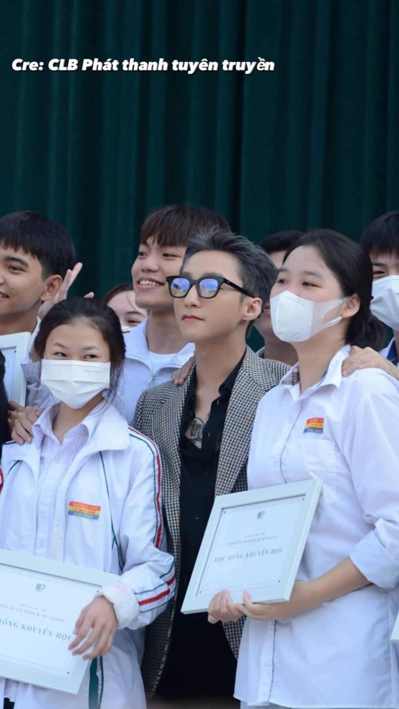 Nam ca sĩ trao quà cho các em học sinh có thành tích học tập tốt, học sinh nghèo vượt khó Nam ca sĩ trao quà cho các em học sinh có thành tích học tập tốt, học sinh nghèo vượt khó
