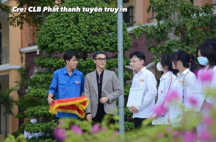 Sơn Tùng về trường cũ hát, có hành động 10 điểm khiến fan tự hào - Ảnh 2 Sơn Tùng về trường cũ hát, có hành động 10 điểm khiến fan tự hào - Ảnh 2