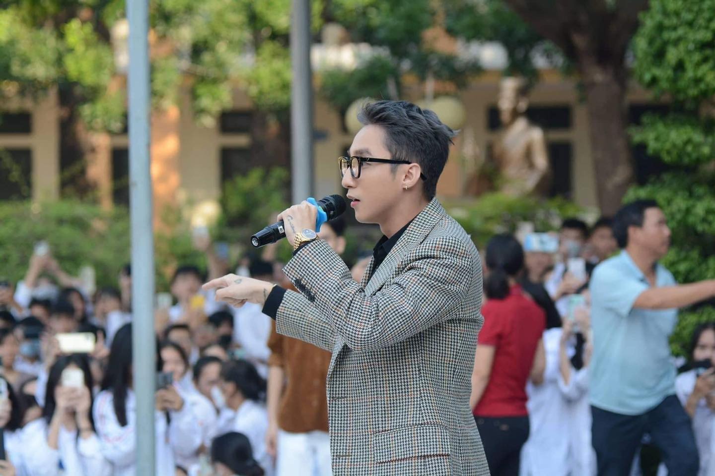 Sơn Tùng về trường cũ hát, có hành động 10 điểm khiến fan tự hào - Ảnh 3