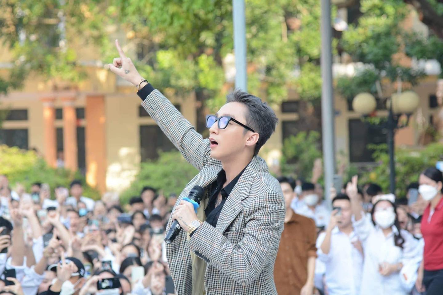 Khoảnh khắc giao lưu với các em khóa dưới thân thiện của Sơn Tùng