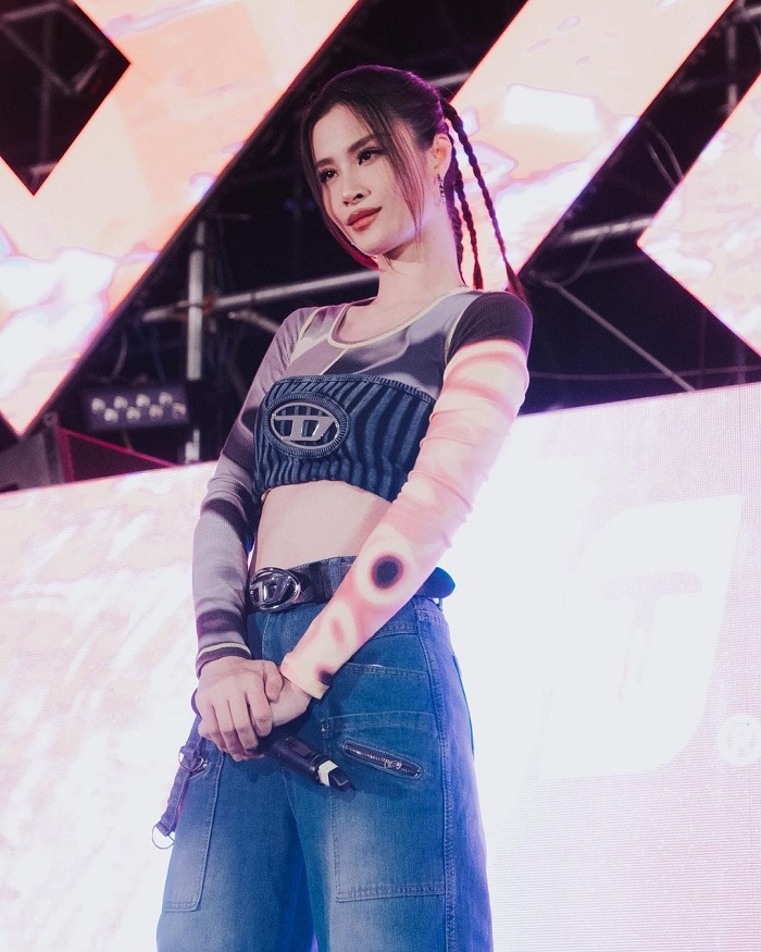 Bà mẹ một con diện crop top khéo khoe eo thon gọn chuẩn 'gái một con trông mòn con mắt' Bà mẹ một con diện crop top khéo khoe eo thon gọn chuẩn 'gái một con trông mòn con mắt'