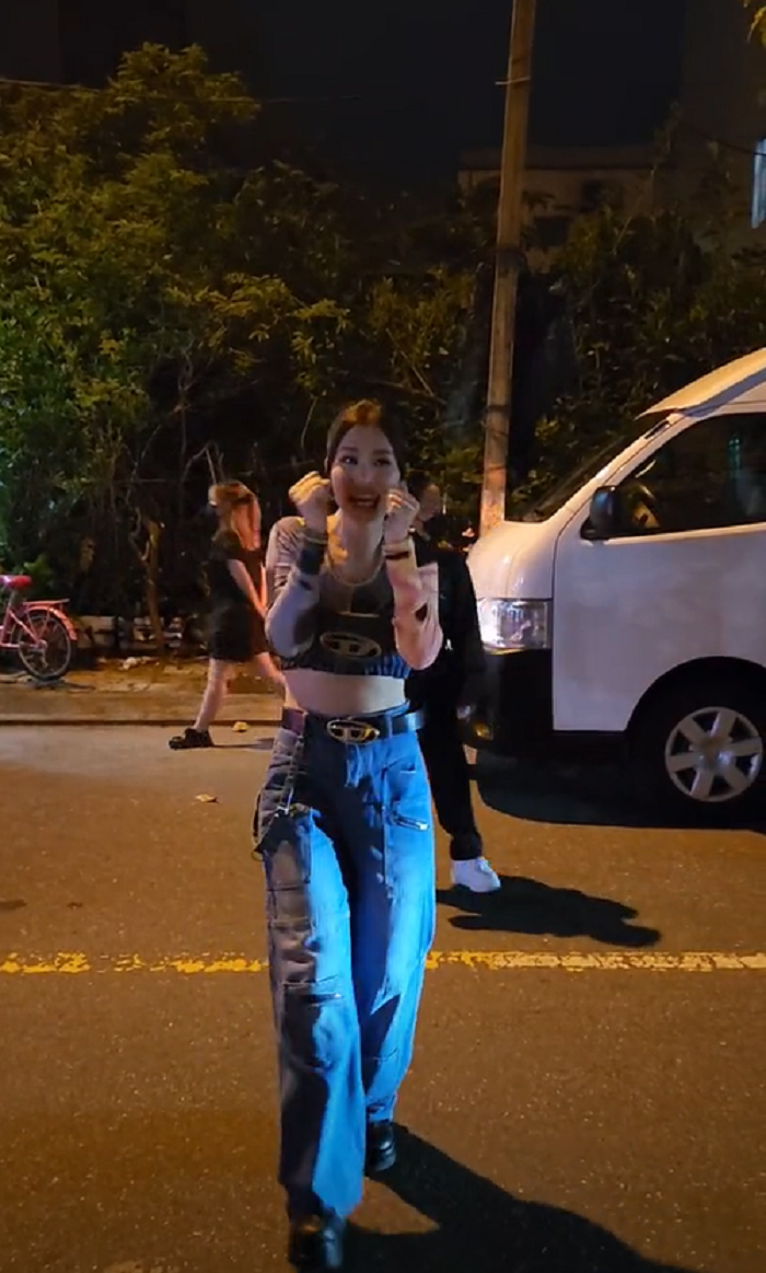 Đông Nhi biểu cảm sung sướng khi gặp rừng fan đang chờ đợi mình sau buổi biểu diễn ở Đà Nẵng Đông Nhi biểu cảm sung sướng khi gặp rừng fan đang chờ đợi mình sau buổi biểu diễn ở Đà Nẵng