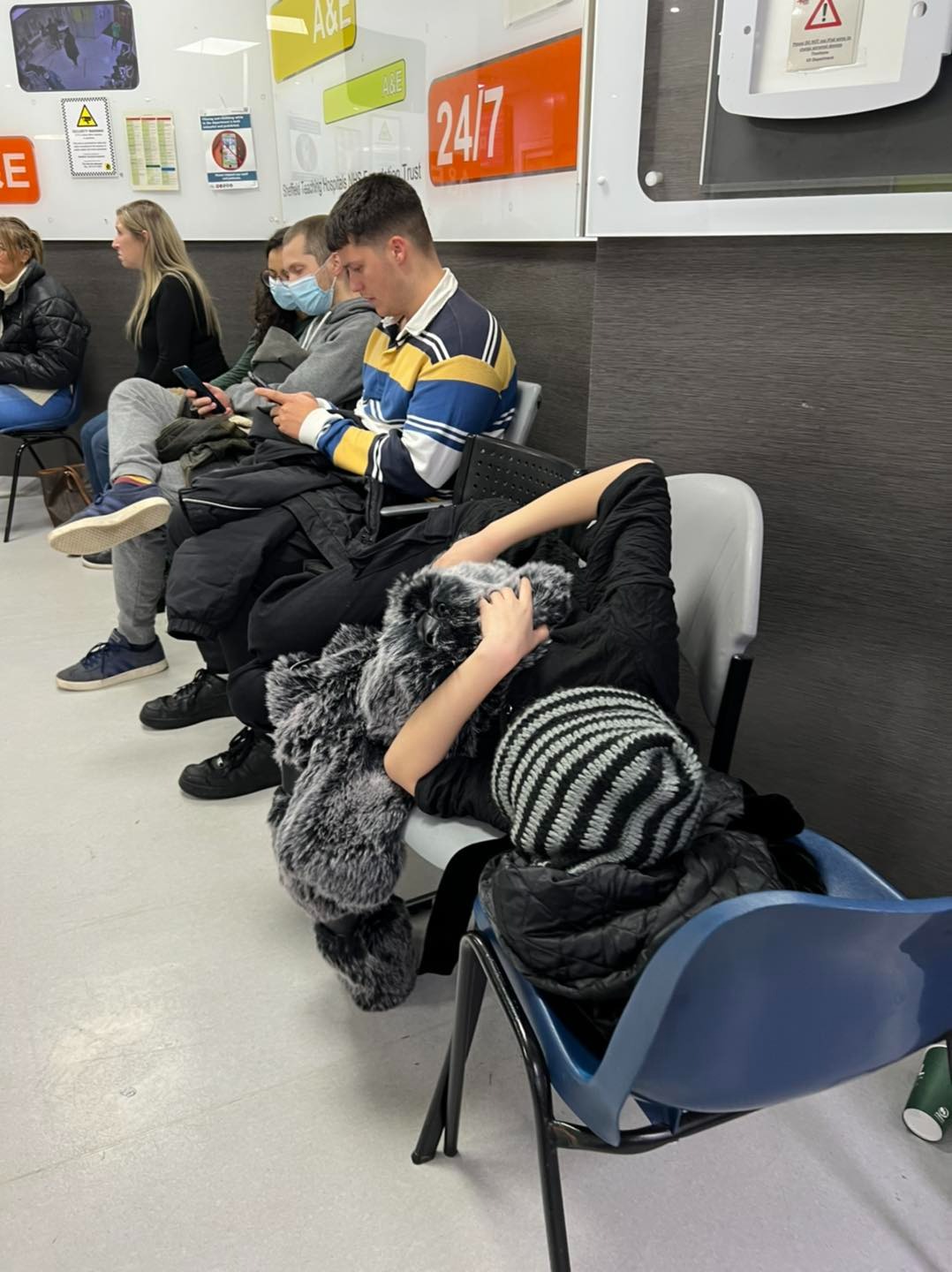 Lần đầu đi diễn ở trời Âu, Lương Bằng Quang phải đưa Ngân 98 nhập viện lúc nửa đêm - Ảnh 1