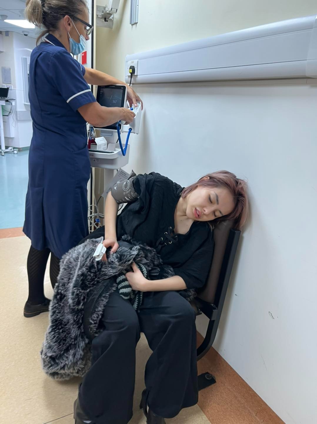 Ngân 98 bị đau bụng dữ dội phải hập viện gấp