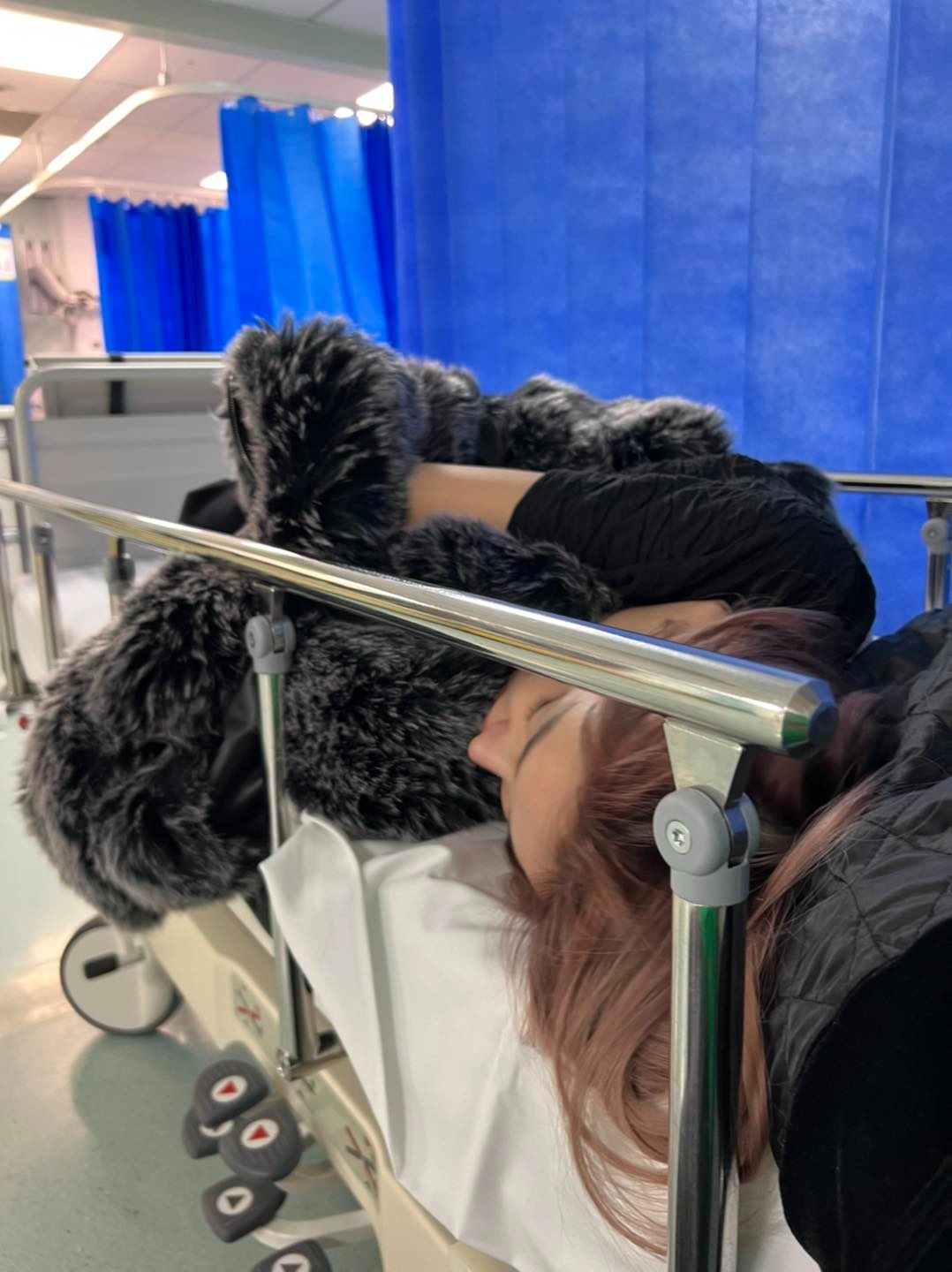 Lần đầu đi diễn ở trời Âu, Lương Bằng Quang phải đưa Ngân 98 nhập viện lúc nửa đêm - Ảnh 2