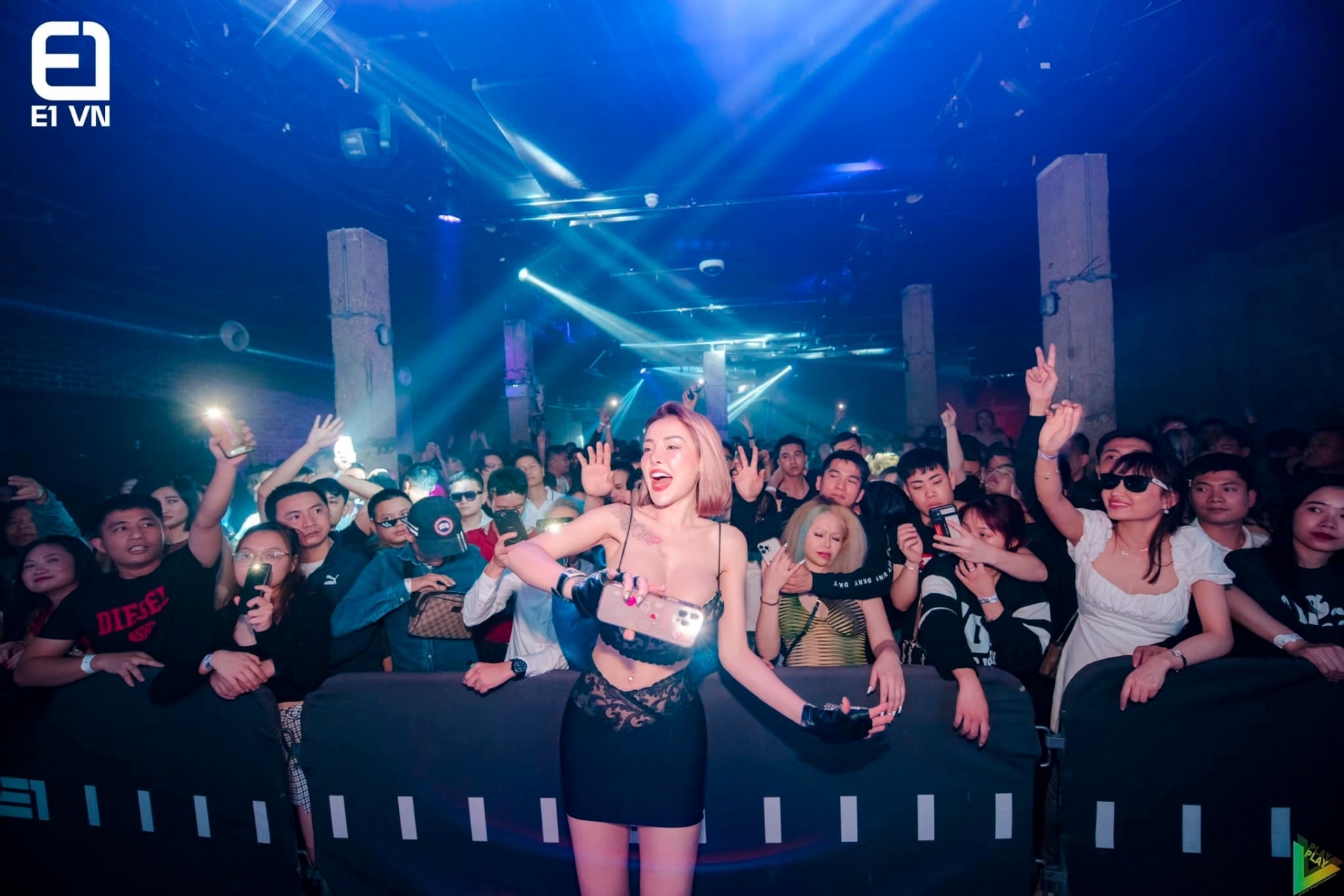 Lần đầu đi diễn ở trời Âu, Lương Bằng Quang phải đưa Ngân 98 nhập viện lúc nửa đêm - Ảnh 5