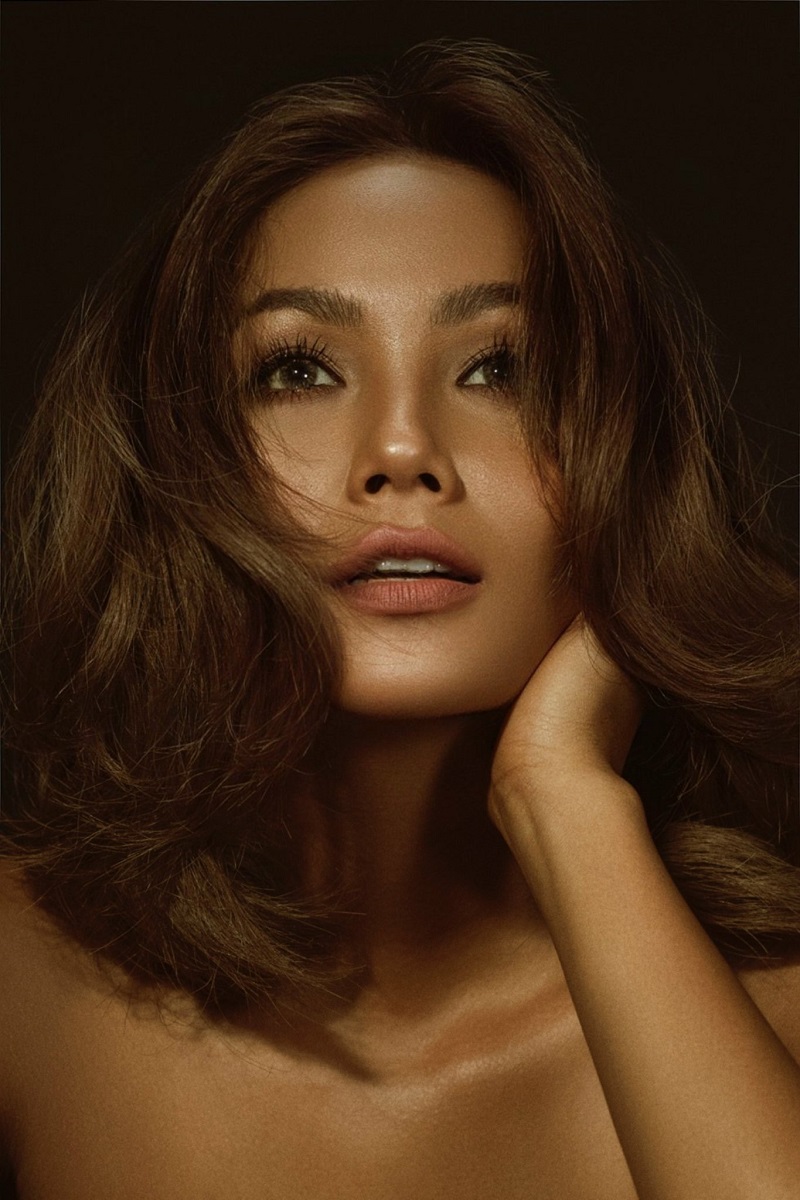 H'Hen Niê khoe mặt mộc sau tin vui từ Chủ tịch Miss Universe, nhan sắc ngỡ ngàng - Ảnh 3 H'Hen Niê khoe mặt mộc sau tin vui từ Chủ tịch Miss Universe, nhan sắc ngỡ ngàng - Ảnh 3