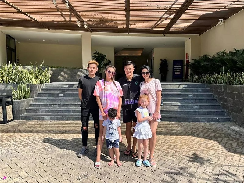Bất ngờ diện mạo bố vợ Tây của thủ môn Bùi Tiến Dũng - Ảnh 2 Bất ngờ diện mạo bố vợ Tây của thủ môn Bùi Tiến Dũng - Ảnh 2