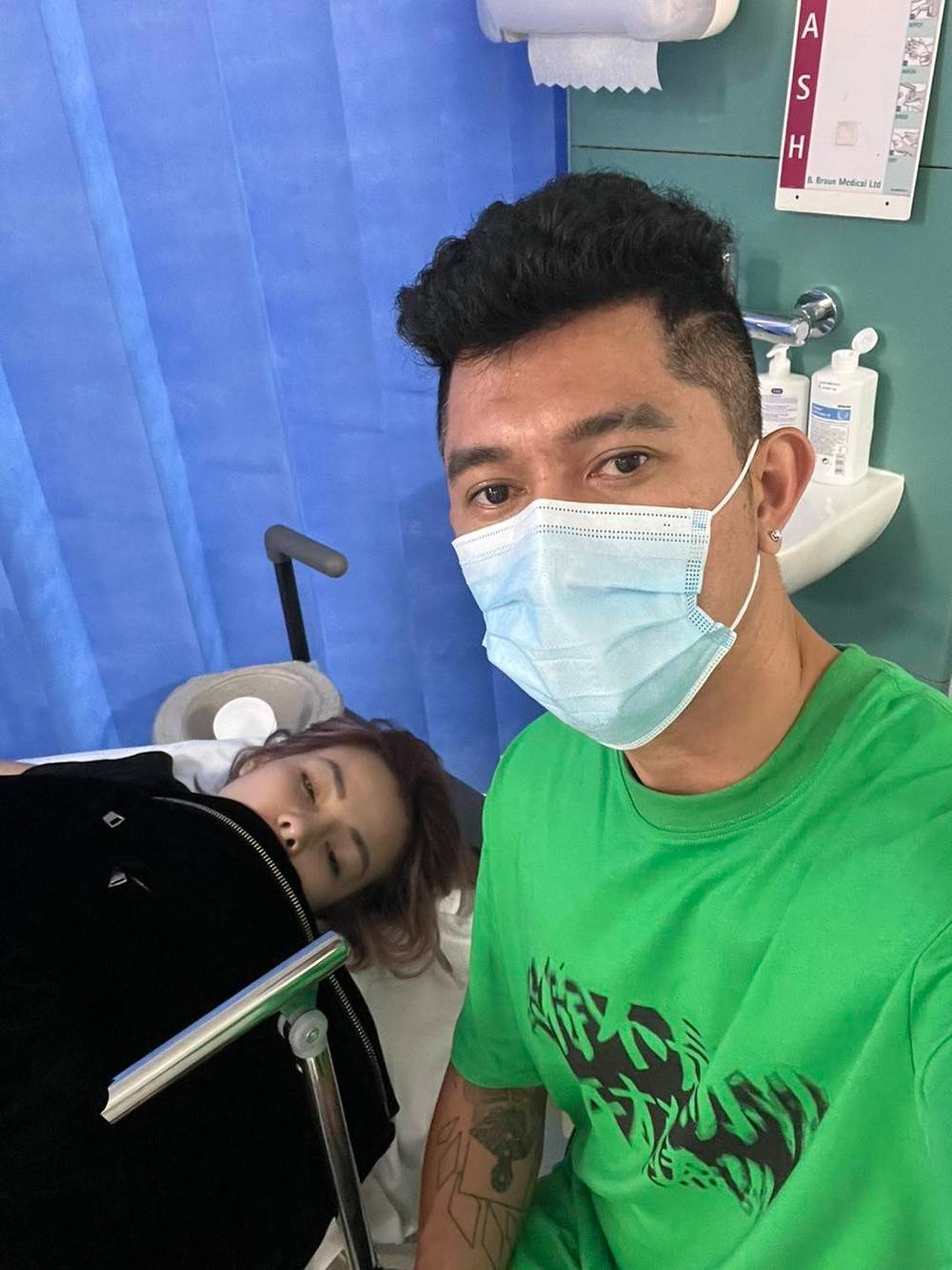 Nam ca sĩ chăm sóc cho bạn gái khi Ngân 98 phải nhập viện vì đau bụng