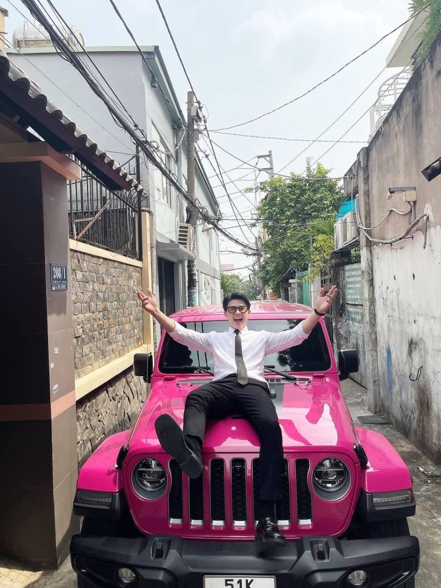 Chú rể đến rước cô dâu bằng xe sang