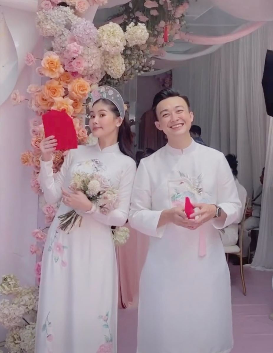 Cô dâu Lê Âu Ngân Anh nhí nhố trong lễ vu quy, chú rể 'cưỡi mẹc' đến đón - Ảnh 1