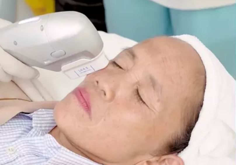 Bà Tân Vlog thẩm mỹ ở tuổi U60, diện mạo khiến dân tình ngỡ ngàng Bà Tân Vlog thẩm mỹ ở tuổi U60, diện mạo khiến dân tình ngỡ ngàng