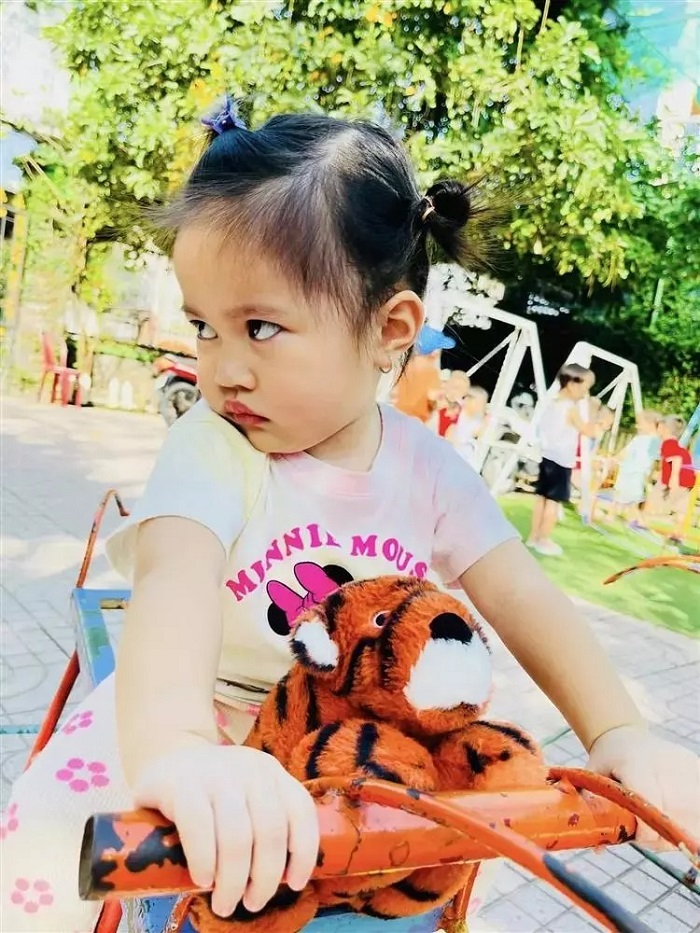 Thừa hưởng gen trội từ bố, con gái Lê Dương Bảo Lâm 'sơ hở là dỗi, chẳng nể nang ai' - Ảnh 2