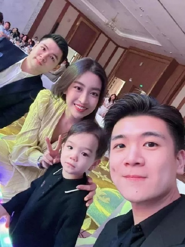 Trong thời gian ngắn mặc tới 3 lần chiếc váy vàng Trong thời gian ngắn mặc tới 3 lần chiếc váy vàng