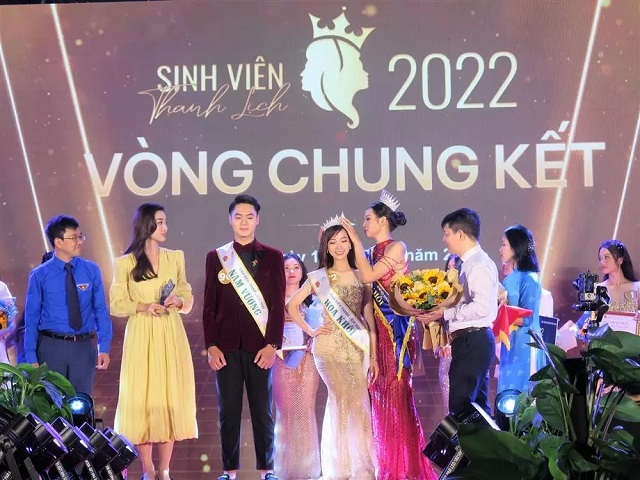 Đỗ Mỹ Linh có thói quen mặc lại đồ cũ Đỗ Mỹ Linh có thói quen mặc lại đồ cũ