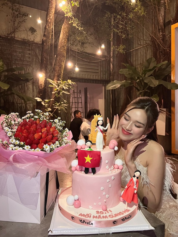 Nàng hậu nhí nhảnh biểu cảm với chiếc bánh Nàng hậu nhí nhảnh biểu cảm với chiếc bánh