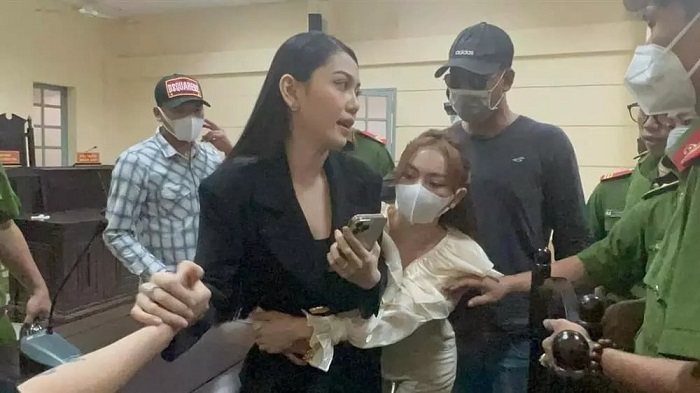Động thái khó hiểu của Trang Nemo hậu quỳ gối xin lỗi chị Khanh bất thành - Ảnh 1 Động thái khó hiểu của Trang Nemo hậu quỳ gối xin lỗi chị Khanh bất thành - Ảnh 1