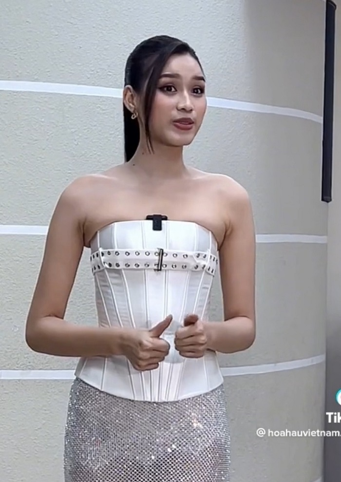 Đỗ Thị Hà lộ khuyết điểm trong ảnh bị chụp lén, không hoàn hảo như ảnh tự đăng - Ảnh 1 Đỗ Thị Hà lộ khuyết điểm trong ảnh bị chụp lén, không hoàn hảo như ảnh tự đăng - Ảnh 1