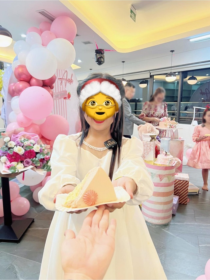 Dù bị che mặt nhưng có thể thấy Phúng Phính có biểu cảm rất tươi vui, xóa tan ồn ào dừng hợp tác với người hỗ trợ Dù bị che mặt nhưng có thể thấy Phúng Phính có biểu cảm rất tươi vui, xóa tan ồn ào dừng hợp tác với người hỗ trợ