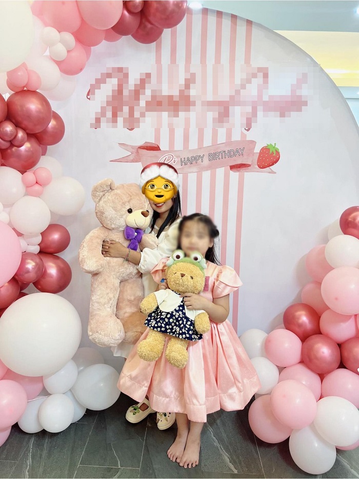 Về phía Phúng Phính, sau thời gian xa rời mạng xã hội cô bé lại xuất hiện trong ảnh cùng con người hỗ trợ Về phía Phúng Phính, sau thời gian xa rời mạng xã hội cô bé lại xuất hiện trong ảnh cùng con người hỗ trợ