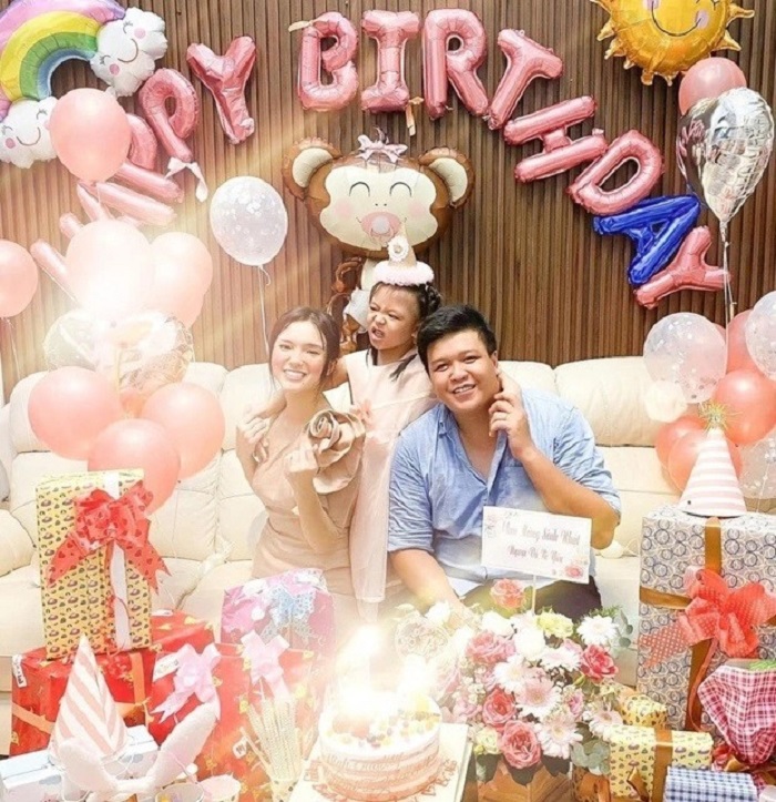 Trong khi Angela Phương Trinh vẫn lẻ bóng thì bạn của cô đã viên mãn trong hạnh phúc Trong khi Angela Phương Trinh vẫn lẻ bóng thì bạn của cô đã viên mãn trong hạnh phúc
