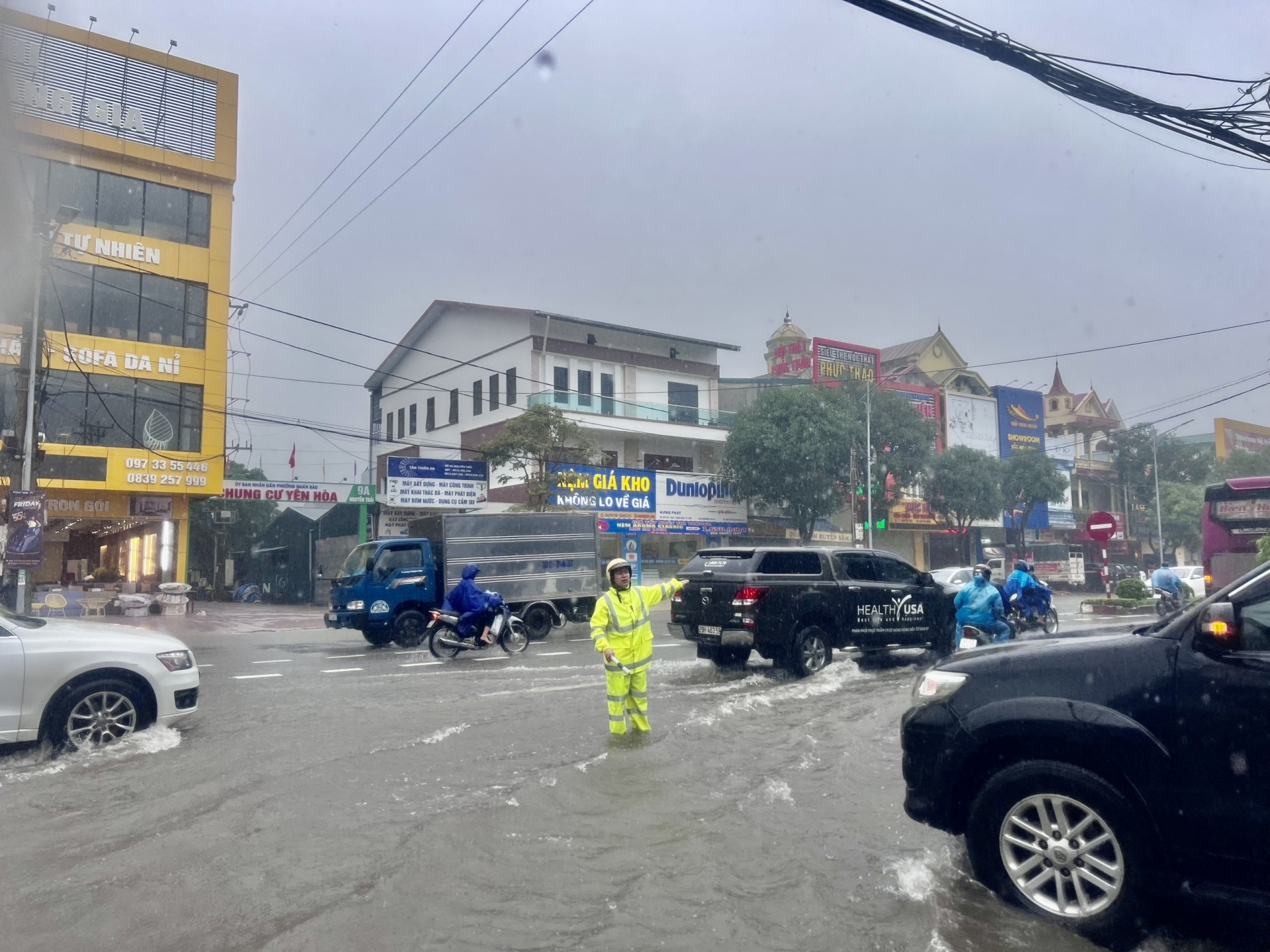 Mưa lớn kéo dài từ đêm 23/11 đến trưa 24/11 đã khiến cho thành phố Vinh, tỉnh Nghệ An chìm trong biển nước. Nhiều tuyến đường ngập sâu, có nơi hơn 1m.