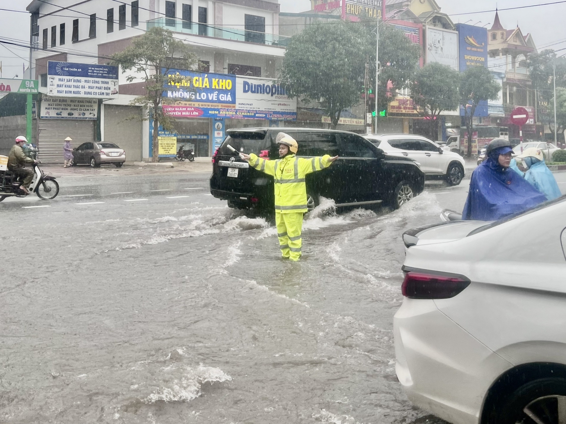 24 giờ qua, ở phía nam Nghệ An - Hà Tĩnh có mưa, mưa vừa đến mưa to, có nơi mưa rất to. Lượng mưa từ 13h/22/11 đến 13h/23/11 phổ biến 50-150mm, có nơi cao hơn 150mm.
