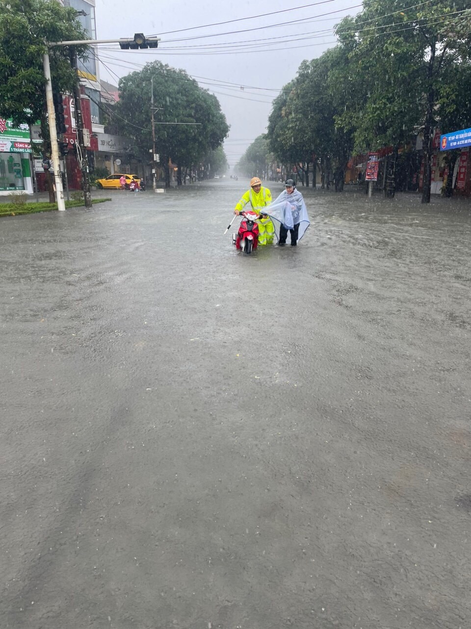 Theo đó, Đội Cảnh sát giao thông, trật tự (CSGT, TT) Công an Tp.Vinh huy động 100% quân số triển khai tại các tuyến đường trọng điểm, đặc biệt là nơi xảy ra ùn tắc cao, mực nước ngập sâu, các phương tiện giao thông chết máy, không thể lưu thông.