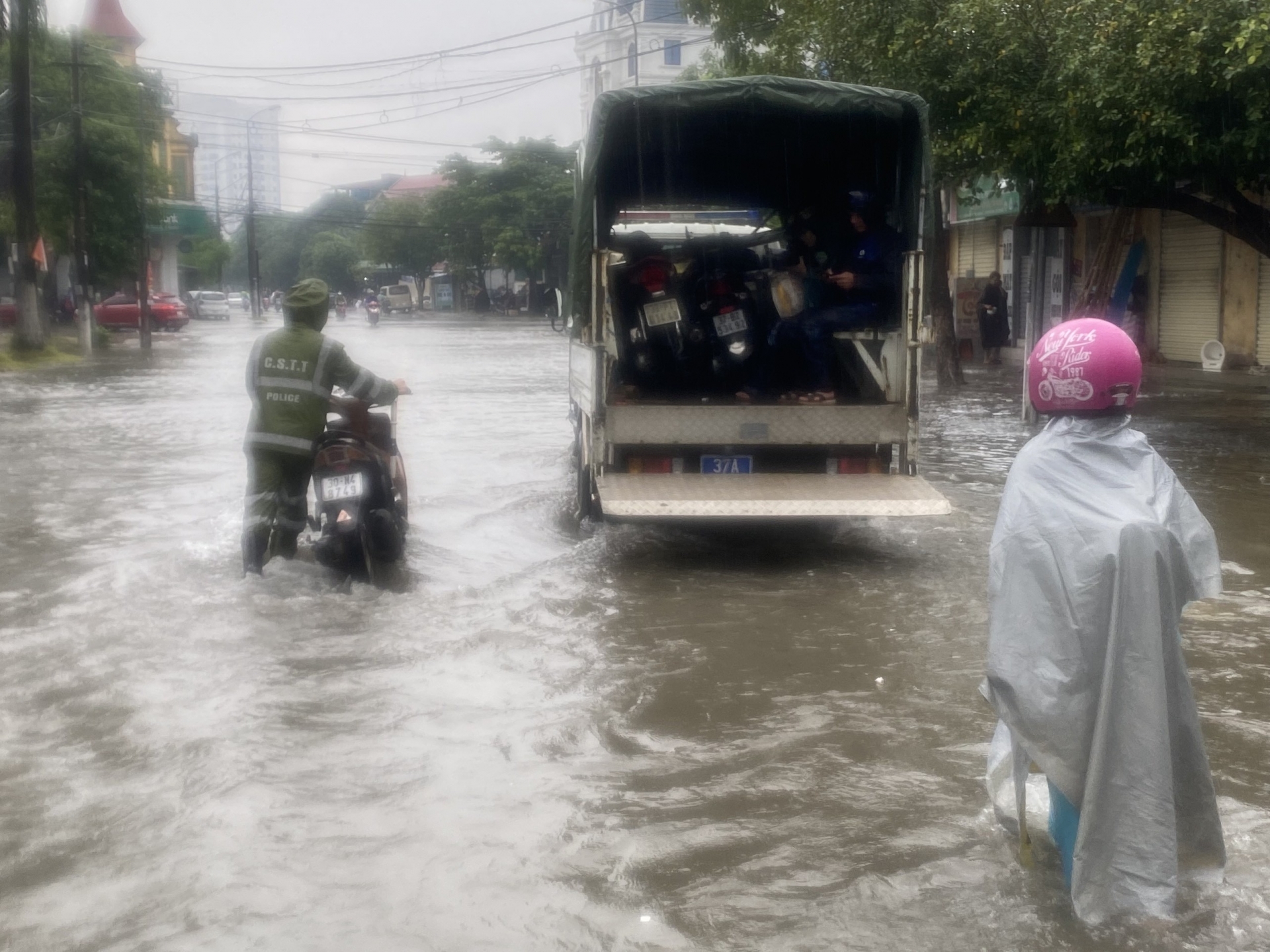Lực lượng công an toả ra các tuyến đường, dầm mưa giúp đỡ nhân dân trên các tuyến đường bị ngập lụt.