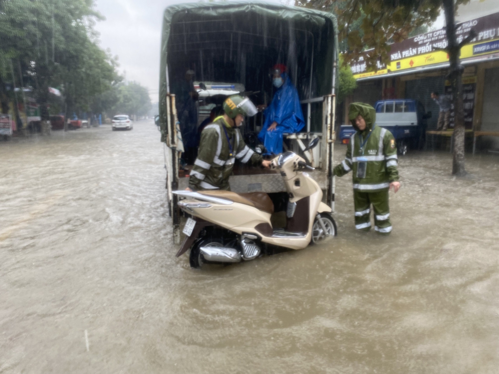 Đội CSGT TT đã lập các chốt cảnh báo phương tiện giao thông qua những nơi ngập lụt; thành lập nhiều tổ cứu hộ cứu nạn chỉ đạo bốc vác, cẩu đẩy các phương tiện ra khỏi chỗ bị chết máy; đồng thời huy động nhiều xe cứu hộ để sẵn sàng chở cả người và phương tiện đi qua chỗ ngập cũng như cứu hộ các phương tiện bị chết máy.