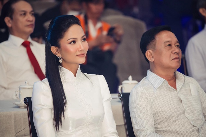 Khi 'hoa hậu quốc dân' chung khung hình với 'cô Tiên đời thực': 2 mỹ nhân hết mình vì cộng đồng - Ảnh 2 Khi 'hoa hậu quốc dân' chung khung hình với 'cô Tiên đời thực': 2 mỹ nhân hết mình vì cộng đồng - Ảnh 2