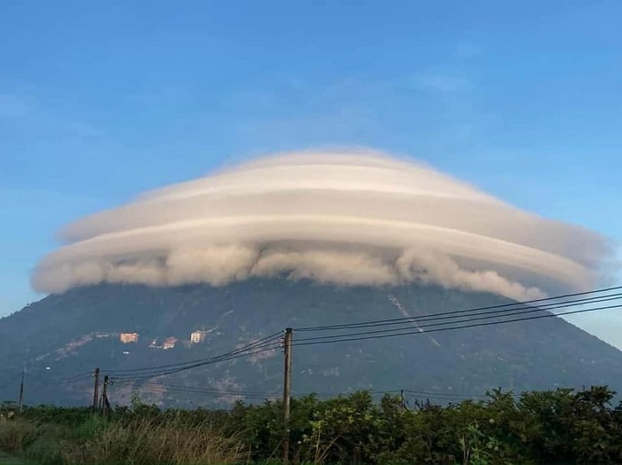 Hình ảnh khiến nhiều người liên tưởng đến đĩa bay của UFO hay chiếc mũ của Vua Càn Long Hình ảnh khiến nhiều người liên tưởng đến đĩa bay của UFO hay chiếc mũ của Vua Càn Long