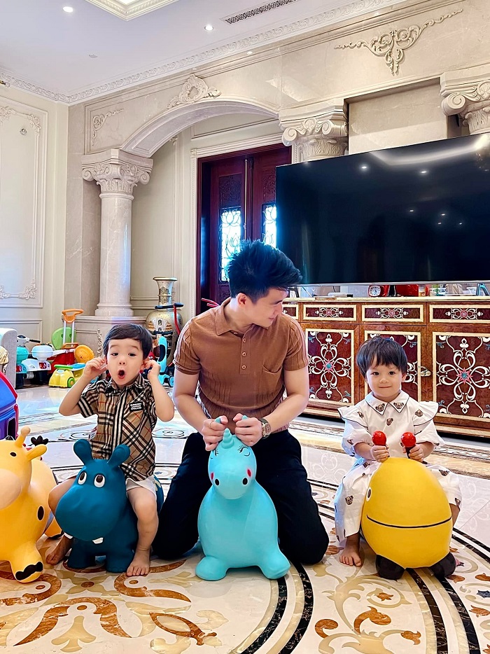 Ở công ty là Phó chủ tịch, về nhà làm bố của 2 con Ở công ty là Phó chủ tịch, về nhà làm bố của 2 con