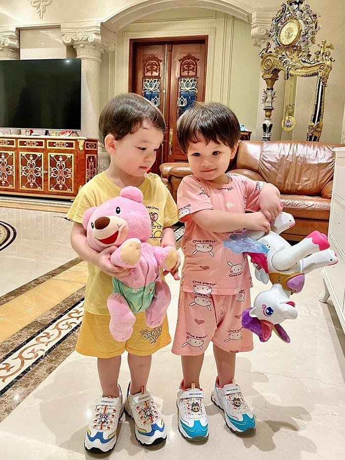 Anh chồng hoa hậu Đỗ Mỹ Linh: Giàu kếch xù, chăm con cực khéo - Ảnh 2 Anh chồng hoa hậu Đỗ Mỹ Linh: Giàu kếch xù, chăm con cực khéo - Ảnh 2
