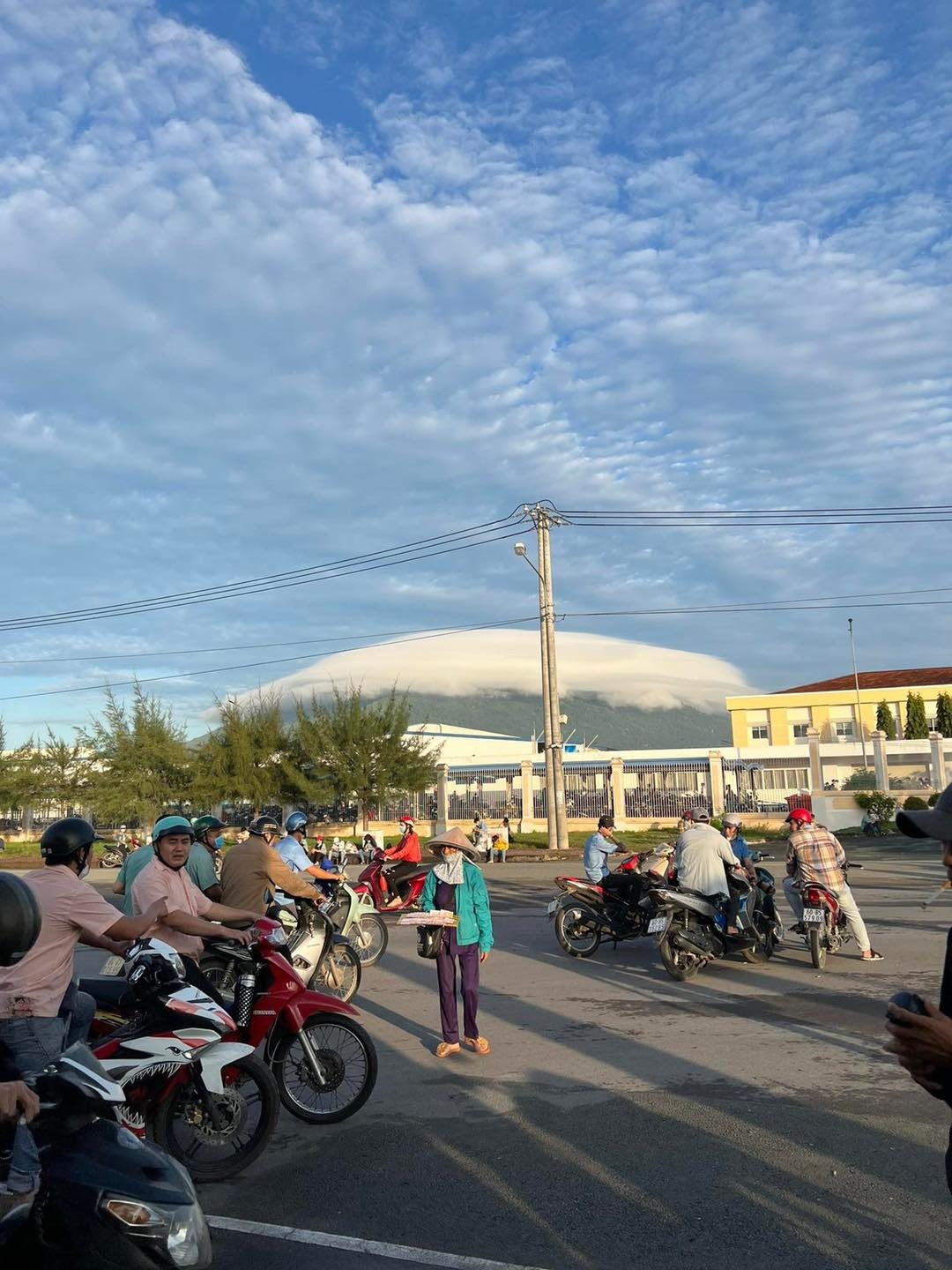 Rất nhiều người dân thích thú đứng ngắm cảnh tượng này