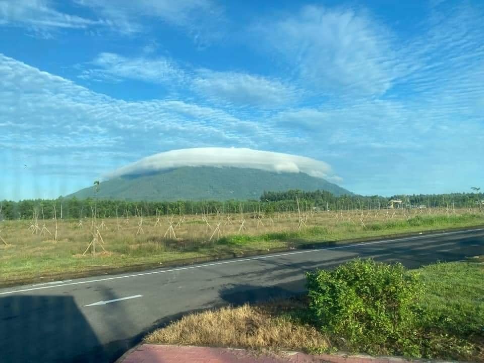 Sau núi Bà Đen, người dân sống gần núi Chứa Chan lại rần rần chia sẻ cảnh tượng đặc biệt - Ảnh 2