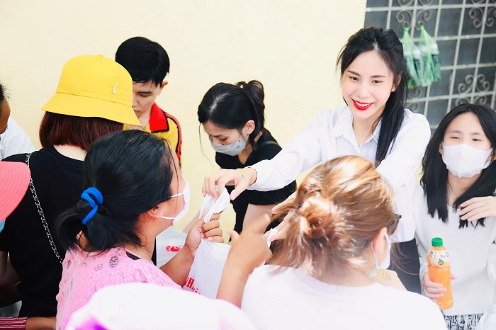 Ca sĩ Thủy Tiên ăn mặc giản dị đi làm từ thiện hậu ồn ào - Ảnh 6 Ca sĩ Thủy Tiên ăn mặc giản dị đi làm từ thiện hậu ồn ào - Ảnh 6