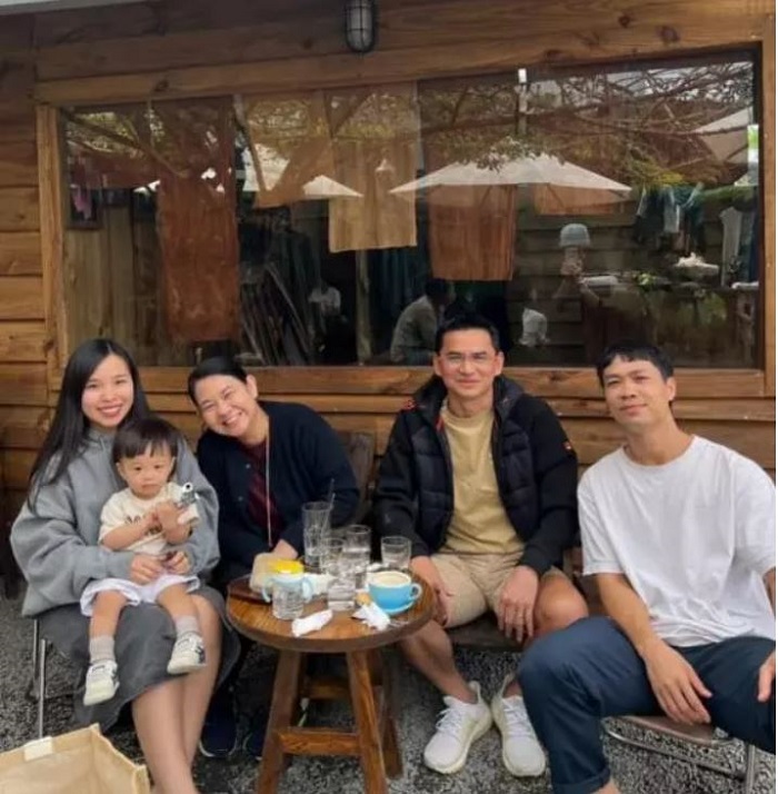 Bị dính chấn thương không đá AFF Cup, Công Phượng bình dị đưa vợ con đi chill Bị dính chấn thương không đá AFF Cup, Công Phượng bình dị đưa vợ con đi chill