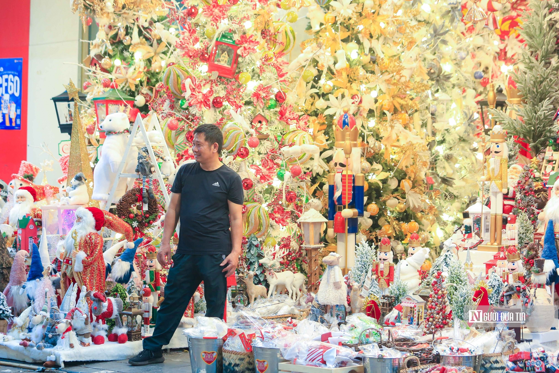 Theo một chủ cửa hàng trên phố Hàng Mã chia sẻ: 'Những mặt hàng phục vụ Lễ Giáng Sinh năm nay được họ bày bán ngay sau khi kết thúc lễ hội hóa trang Halloween'.