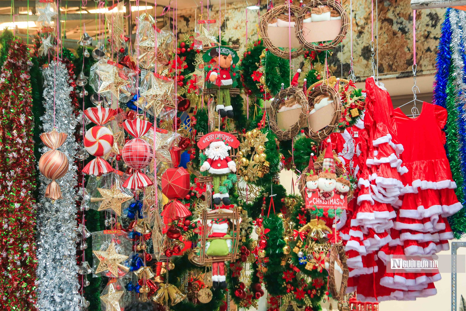 Giá cả hàng hóa so với mọi năm không có nhiều biến động nhiều. 'Cây thông Noel có giá từ 500.000 đồng đến 2 triệu đồng/cây tuỳ từng loại trang trí và kích cỡ. Những đồ trang trí như: quả chuông, bông tuyết...có giá từ 80.000 đồng đến 300.000 đồng theo khổ lớn nhỏ', chủ cửa hàng cho biết thêm.